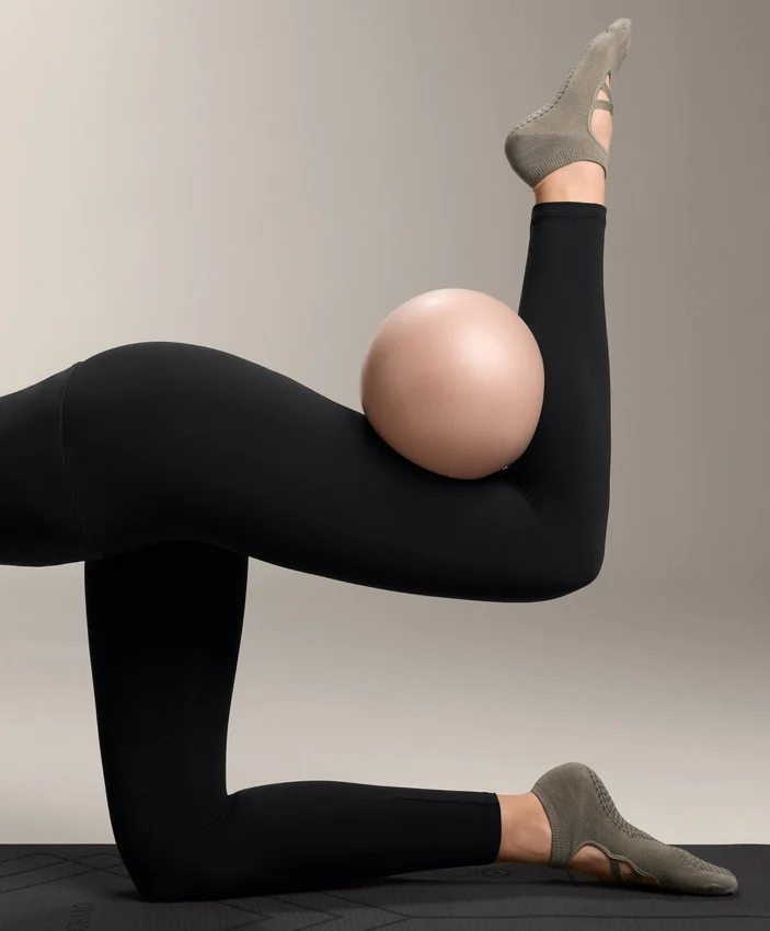 2 paia di calze da yoga e pilates in misto cotone con fasce incrociate 2 paia di calze da yoga e pilates in misto cotone con fasce incrociate