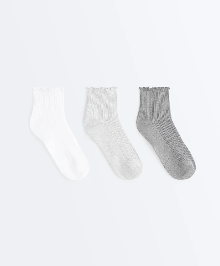 3 paia di calze corti in misto cotone con bordo arricciato 3 paia di calze corti in misto cotone con bordo arricciato