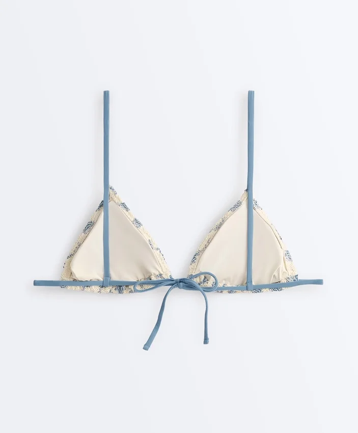 Bikini a triangolo con onde a contrasto all’uncinetto Bikini a triangolo con onde a contrasto all’uncinetto