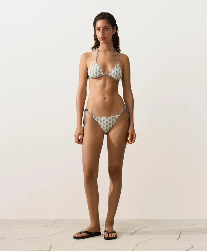Bikini a triangolo con onde a contrasto all’uncinetto Bikini a triangolo con onde a contrasto all’uncinetto