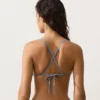 Bikini a triangolo con onde a contrasto all’uncinetto Bikini a triangolo con onde a contrasto all’uncinetto