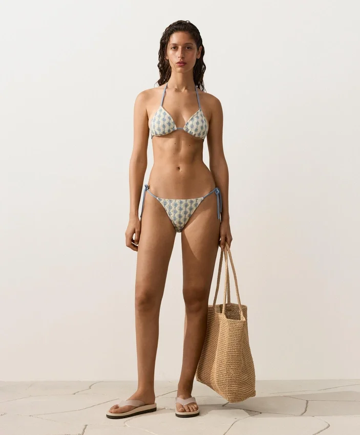 Bikini a triangolo con onde a contrasto all’uncinetto Bikini a triangolo con onde a contrasto all’uncinetto