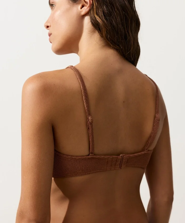 Bikini con scollo all’americana in tessuto stropicciato Bikini con scollo all’americana in tessuto stropicciato