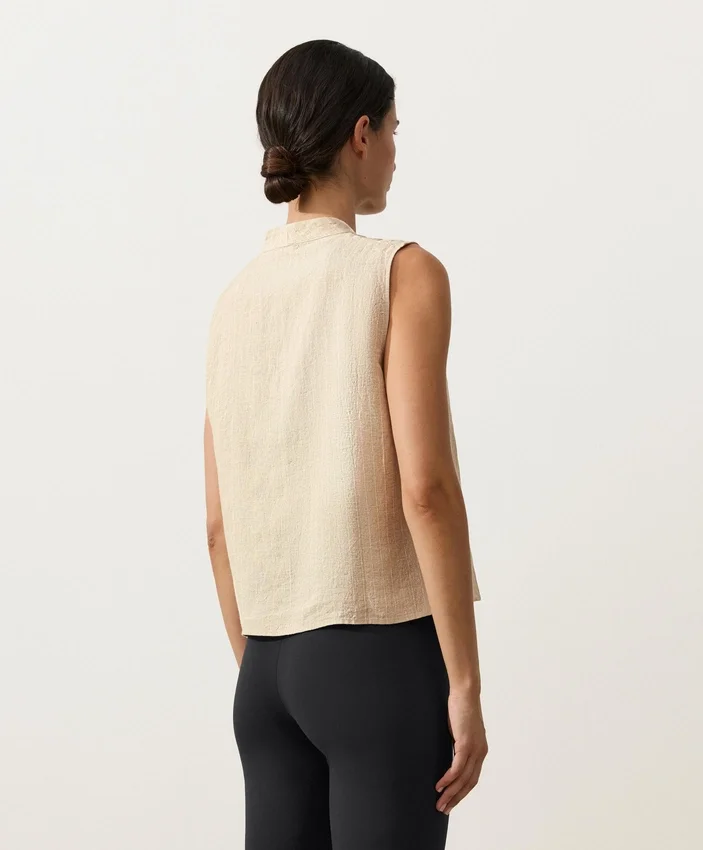 Camicie senza maniche in 100% lino con colletto alla coreana e bottoni Camicie senza maniche in 100% lino con colletto alla coreana e bottoni