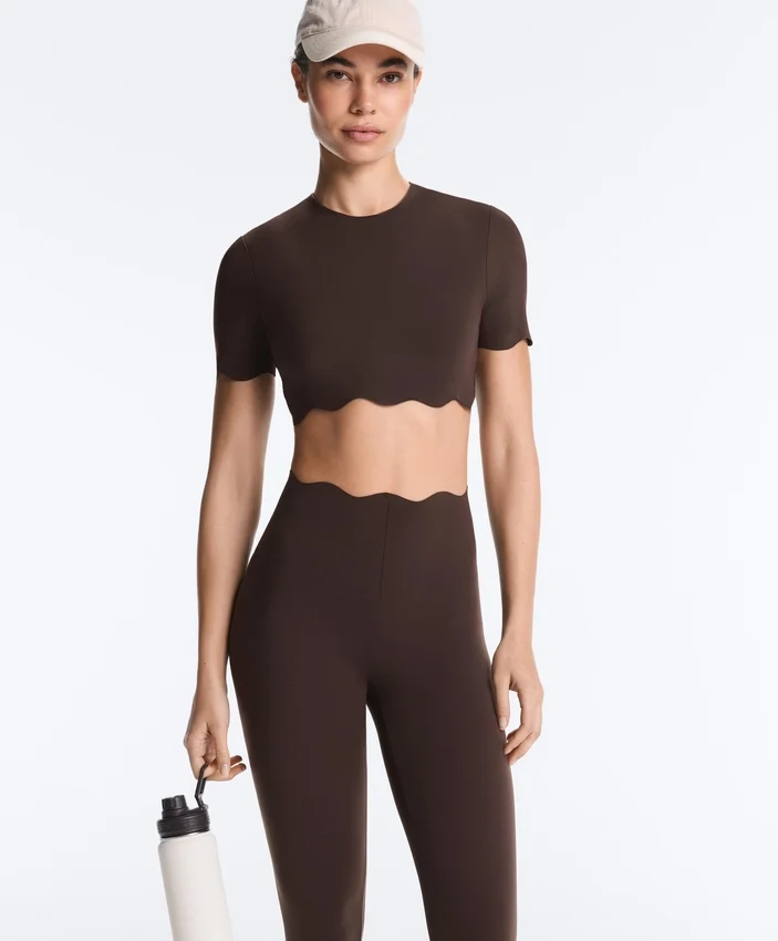 Leggings a vita alta Compressive con Core Control, lunghezza alla caviglia e dettaglio a onde Leggings a vita alta Compressive con Core Control, lunghezza alla caviglia e dettaglio a onde