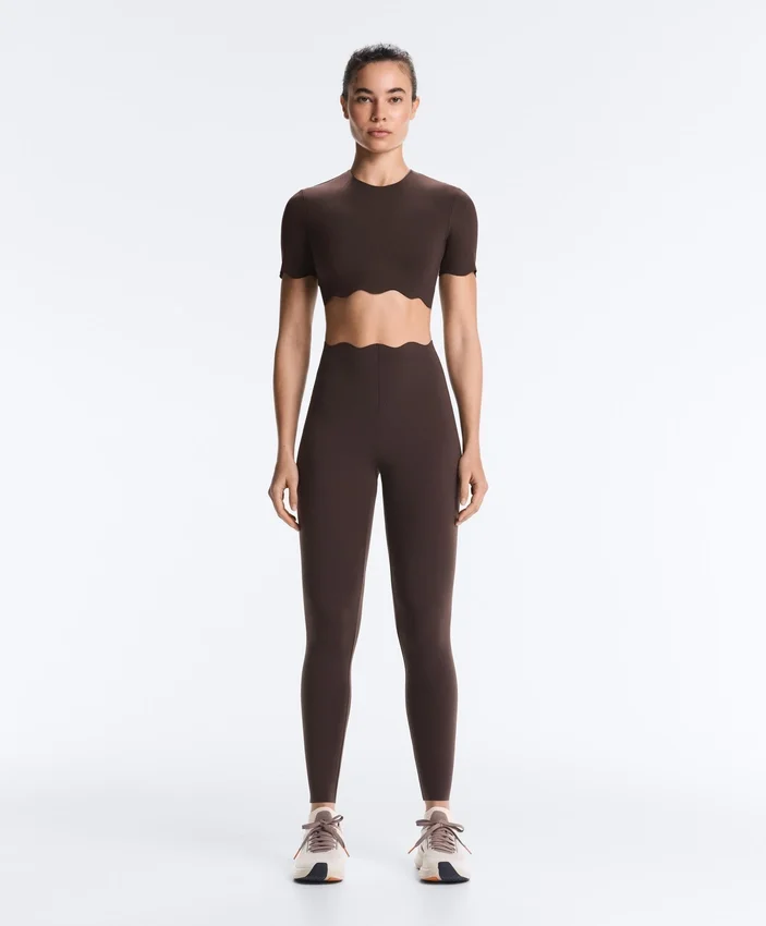 Leggings a vita alta Compressive con Core Control, lunghezza alla caviglia e dettaglio a onde Leggings a vita alta Compressive con Core Control, lunghezza alla caviglia e dettaglio a onde