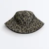 Cappellino impermeabile 10K con stampa leopardata Cappellino impermeabile 10K con stampa leopardata