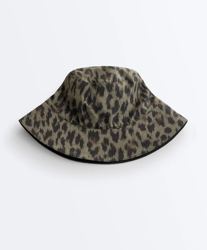 Cappellino impermeabile 10K con stampa leopardata Cappellino impermeabile 10K con stampa leopardata