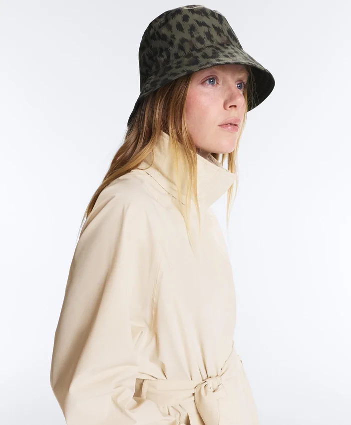 Cappellino impermeabile 10K con stampa leopardata Cappellino impermeabile 10K con stampa leopardata