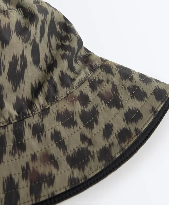Cappellino impermeabile 10K con stampa leopardata Cappellino impermeabile 10K con stampa leopardata