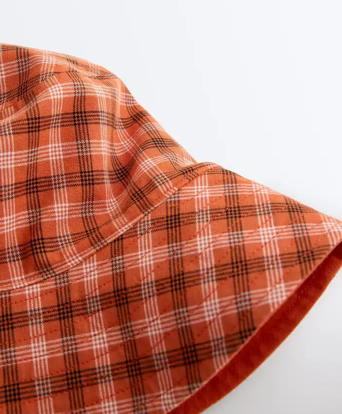Cappello a secchiello reversibile in misto cotone a quadri Cappello a secchiello reversibile in misto cotone a quadri