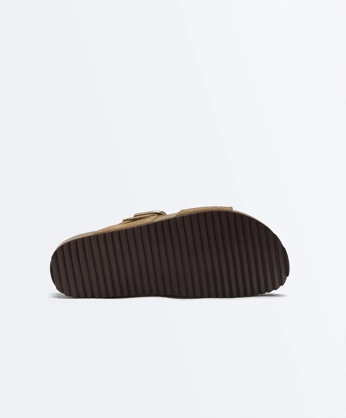 Ciabatte con fibbia in pelle crosta Ciabatte con fibbia in pelle crosta