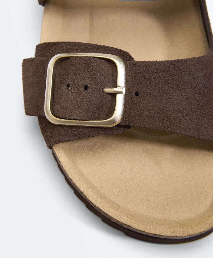 Ciabatte con fibbia in pelle crosta Ciabatte con fibbia in pelle crosta