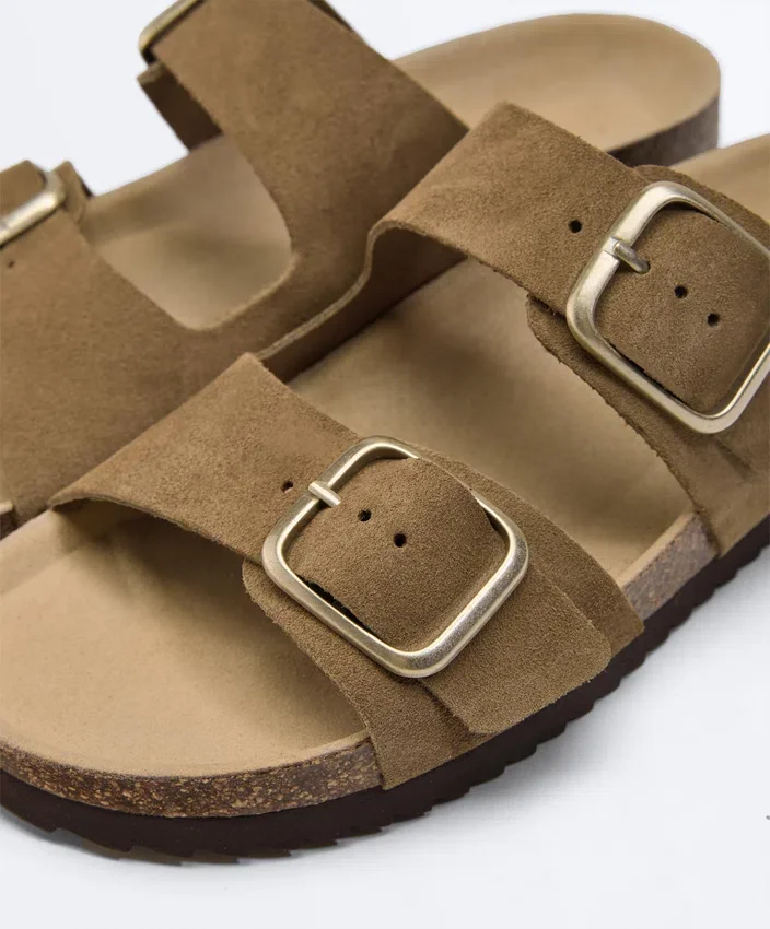 Ciabatte con fibbia in pelle crosta Ciabatte con fibbia in pelle crosta