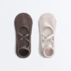 Confezione da 2 paia di calze in misto cotone per yoga e pilates con fasce incrociate Confezione da 2 paia di calze in misto cotone per yoga e pilates con fasce incrociate