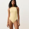 Costume intero all’americana in maglia all’uncinetto con effetto a bolle