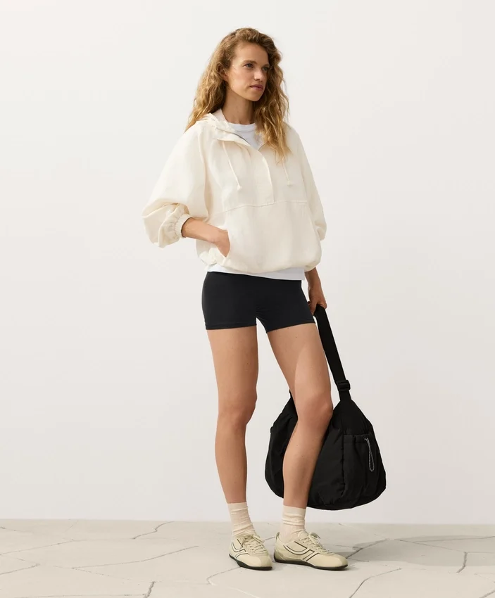 Felpa con mezza zip, tasca frontale, misto lyocell e 24% lino Felpa con mezza zip, tasca frontale, misto lyocell e 24% lino