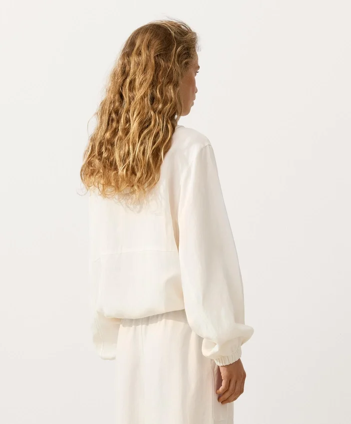 Felpa con mezza zip, tasca frontale, misto lyocell e 24% lino Felpa con mezza zip, tasca frontale, misto lyocell e 24% lino
