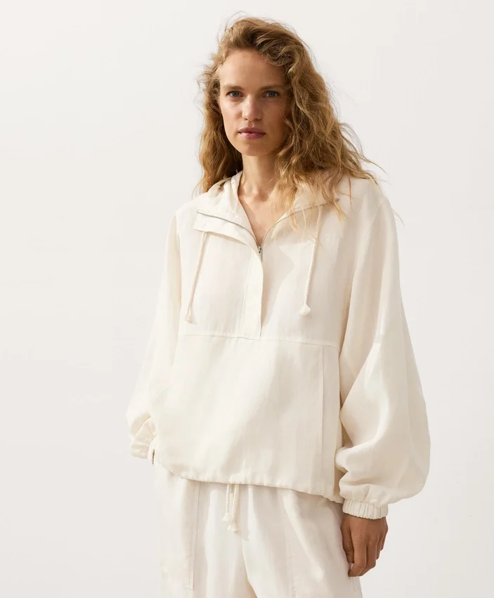 Felpa con mezza zip, tasca frontale, misto lyocell e 24% lino Felpa con mezza zip, tasca frontale, misto lyocell e 24% lino