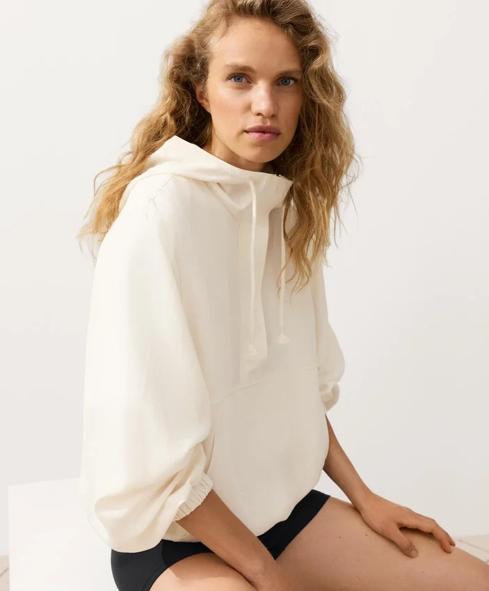 Felpa con mezza zip, tasca frontale, misto lyocell e 24% lino Felpa con mezza zip, tasca frontale, misto lyocell e 24% lino
