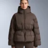 Giacca imbottita leggera con imbottitura idrorepellente composta per l’80% da piumino e per il 20% da Minardi Piume Ski. Giacca imbottita leggera con imbottitura idrorepellente composta per l’80% da piumino e per il 20% da Minardi Piume Ski.