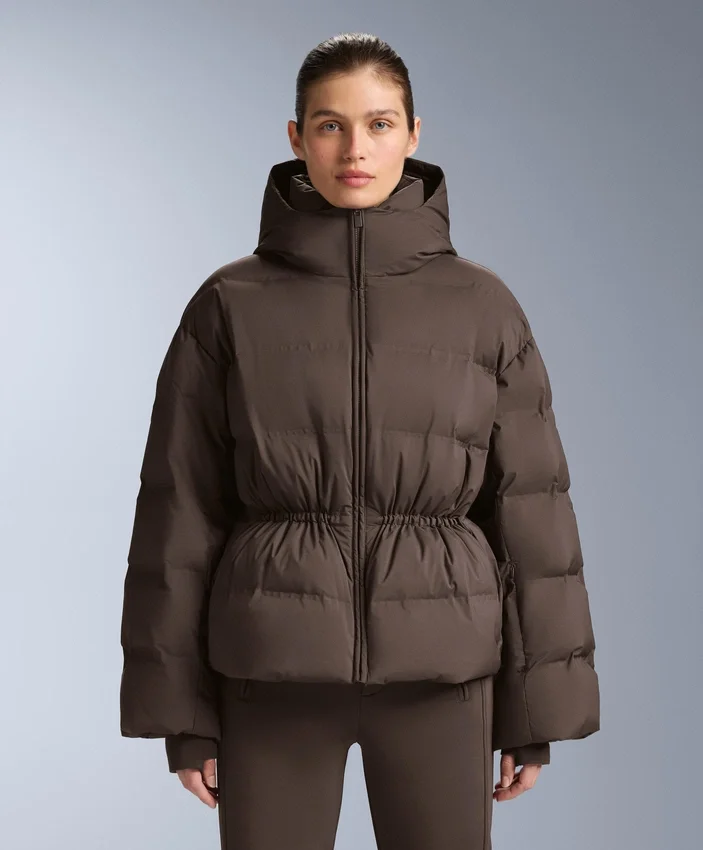 Giacca imbottita leggera con imbottitura idrorepellente composta per l’80% da piumino e per il 20% da Minardi Piume Ski. Giacca imbottita leggera con imbottitura idrorepellente composta per l’80% da piumino e per il 20% da Minardi Piume Ski.