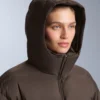 Giacca imbottita leggera con imbottitura idrorepellente composta per l’80% da piumino e per il 20% da Minardi Piume Ski. Giacca imbottita leggera con imbottitura idrorepellente composta per l’80% da piumino e per il 20% da Minardi Piume Ski.