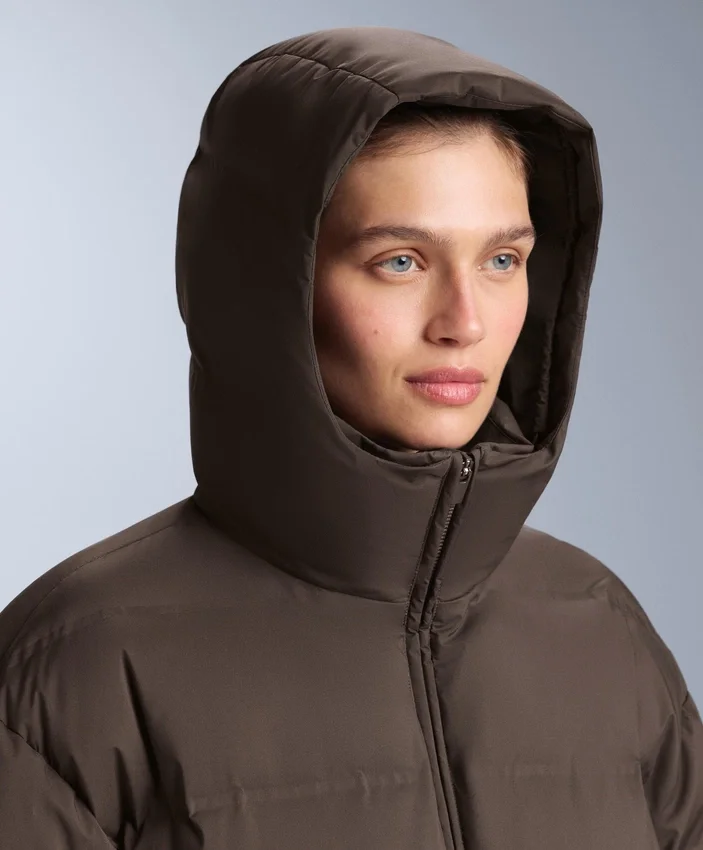 Giacca imbottita leggera con imbottitura idrorepellente composta per l’80% da piumino e per il 20% da Minardi Piume Ski. Giacca imbottita leggera con imbottitura idrorepellente composta per l’80% da piumino e per il 20% da Minardi Piume Ski.