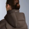 Giacca imbottita leggera con imbottitura idrorepellente composta per l’80% da piumino e per il 20% da Minardi Piume Ski. Giacca imbottita leggera con imbottitura idrorepellente composta per l’80% da piumino e per il 20% da Minardi Piume Ski.