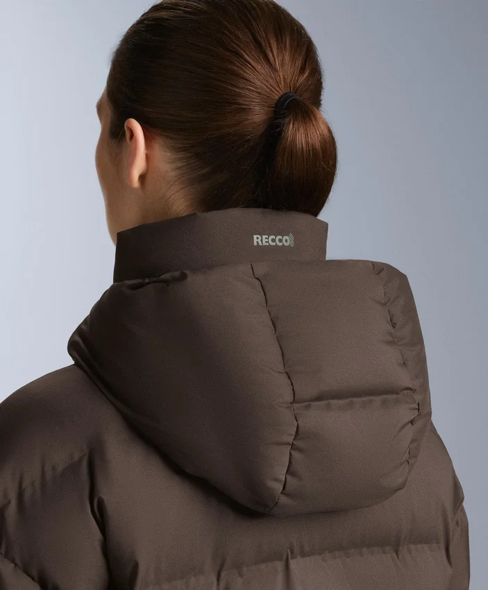 Giacca imbottita leggera con imbottitura idrorepellente composta per l’80% da piumino e per il 20% da Minardi Piume Ski. Giacca imbottita leggera con imbottitura idrorepellente composta per l’80% da piumino e per il 20% da Minardi Piume Ski.