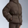 Giacca imbottita leggera con imbottitura idrorepellente composta per l’80% da piumino e per il 20% da Minardi Piume Ski. Giacca imbottita leggera con imbottitura idrorepellente composta per l’80% da piumino e per il 20% da Minardi Piume Ski.