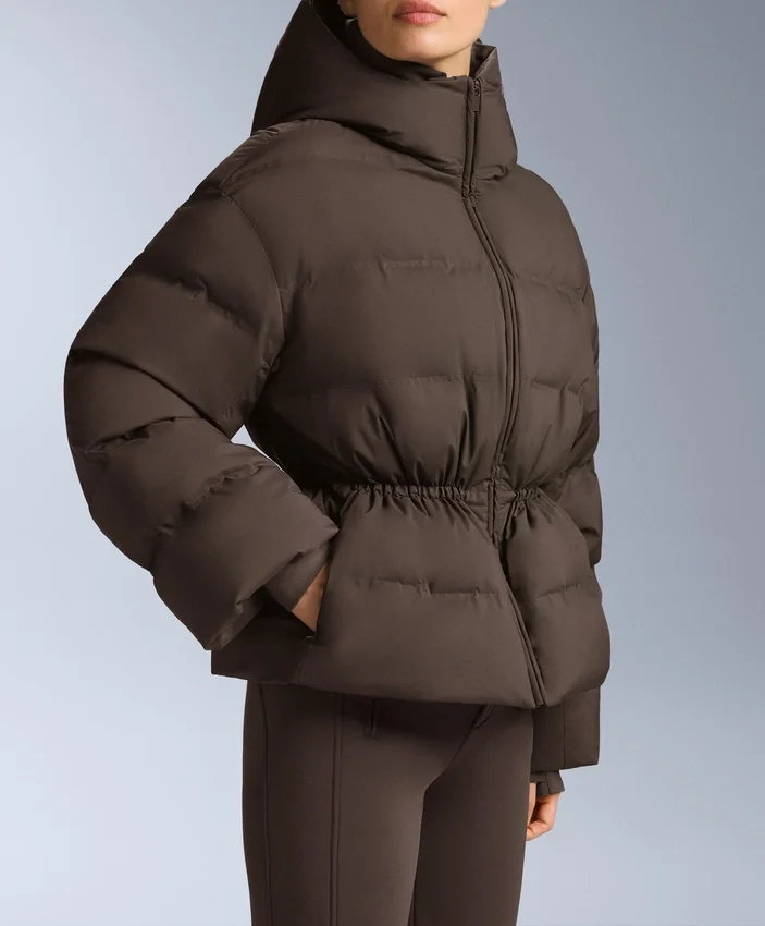 Giacca imbottita leggera con imbottitura idrorepellente composta per l’80% da piumino e per il 20% da Minardi Piume Ski. Giacca imbottita leggera con imbottitura idrorepellente composta per l’80% da piumino e per il 20% da Minardi Piume Ski.