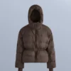 Giacca imbottita leggera con imbottitura idrorepellente composta per l’80% da piumino e per il 20% da Minardi Piume Ski. Giacca imbottita leggera con imbottitura idrorepellente composta per l’80% da piumino e per il 20% da Minardi Piume Ski.