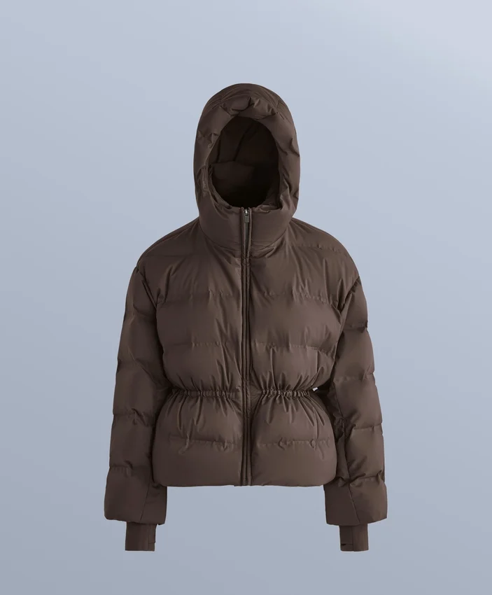 Giacca imbottita leggera con imbottitura idrorepellente composta per l’80% da piumino e per il 20% da Minardi Piume Ski. Giacca imbottita leggera con imbottitura idrorepellente composta per l’80% da piumino e per il 20% da Minardi Piume Ski.