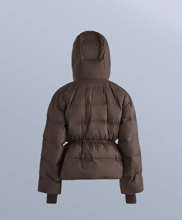 Giacca imbottita leggera con imbottitura idrorepellente composta per l’80% da piumino e per il 20% da Minardi Piume Ski. Giacca imbottita leggera con imbottitura idrorepellente composta per l’80% da piumino e per il 20% da Minardi Piume Ski.