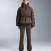 Giacca imbottita leggera con imbottitura idrorepellente composta per l’80% da piumino e per il 20% da Minardi Piume Ski. Giacca imbottita leggera con imbottitura idrorepellente composta per l’80% da piumino e per il 20% da Minardi Piume Ski.