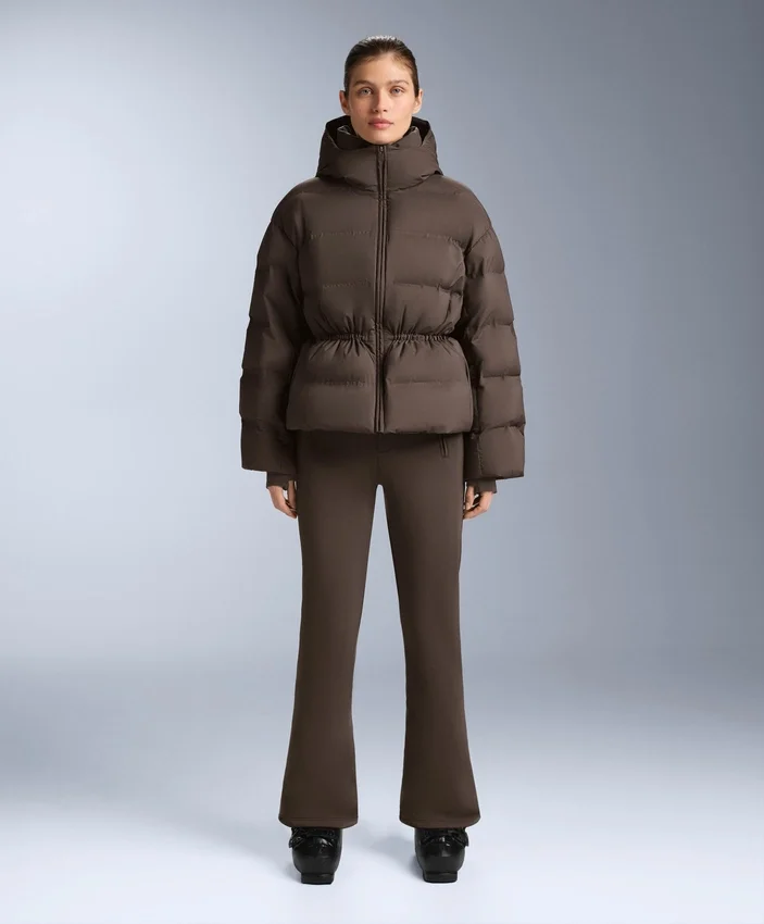 Giacca imbottita leggera con imbottitura idrorepellente composta per l’80% da piumino e per il 20% da Minardi Piume Ski. Giacca imbottita leggera con imbottitura idrorepellente composta per l’80% da piumino e per il 20% da Minardi Piume Ski.