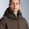 Giacca imbottita leggera con imbottitura idrorepellente composta per l’80% da piumino e per il 20% da Minardi Piume Ski. Giacca imbottita leggera con imbottitura idrorepellente composta per l’80% da piumino e per il 20% da Minardi Piume Ski.