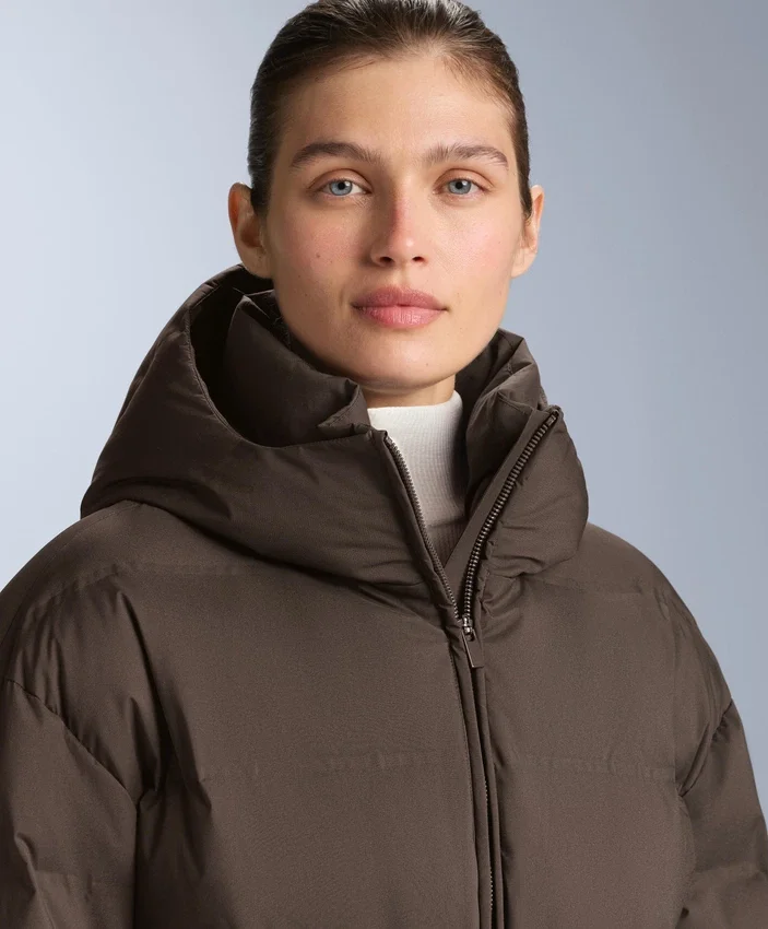 Giacca imbottita leggera con imbottitura idrorepellente composta per l’80% da piumino e per il 20% da Minardi Piume Ski. Giacca imbottita leggera con imbottitura idrorepellente composta per l’80% da piumino e per il 20% da Minardi Piume Ski.