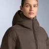 Giacca imbottita leggera con imbottitura idrorepellente composta per l’80% da piumino e per il 20% da Minardi Piume Ski. Giacca imbottita leggera con imbottitura idrorepellente composta per l’80% da piumino e per il 20% da Minardi Piume Ski.