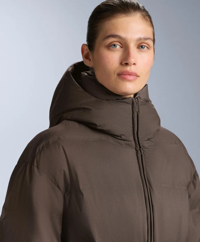 Giacca imbottita leggera con imbottitura idrorepellente composta per l’80% da piumino e per il 20% da Minardi Piume Ski. Giacca imbottita leggera con imbottitura idrorepellente composta per l’80% da piumino e per il 20% da Minardi Piume Ski.