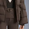 Giacca imbottita leggera con imbottitura idrorepellente composta per l’80% da piumino e per il 20% da Minardi Piume Ski. Giacca imbottita leggera con imbottitura idrorepellente composta per l’80% da piumino e per il 20% da Minardi Piume Ski.