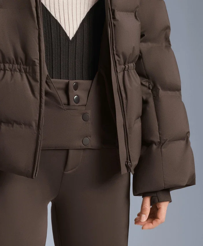 Giacca imbottita leggera con imbottitura idrorepellente composta per l’80% da piumino e per il 20% da Minardi Piume Ski. Giacca imbottita leggera con imbottitura idrorepellente composta per l’80% da piumino e per il 20% da Minardi Piume Ski.