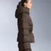 Giacca imbottita leggera con imbottitura idrorepellente composta per l’80% da piumino e per il 20% da Minardi Piume Ski. Giacca imbottita leggera con imbottitura idrorepellente composta per l’80% da piumino e per il 20% da Minardi Piume Ski.