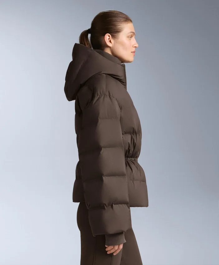 Giacca imbottita leggera con imbottitura idrorepellente composta per l’80% da piumino e per il 20% da Minardi Piume Ski. Giacca imbottita leggera con imbottitura idrorepellente composta per l’80% da piumino e per il 20% da Minardi Piume Ski.