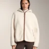 Giacca in finta pelle di montoni con cappuccio Giacca in finta pelle di montoni con cappuccio