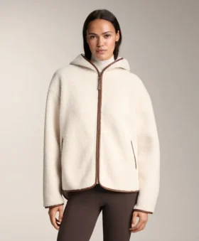 Giacca in finta pelle di montoni con cappuccio Giacca in finta pelle di montoni con cappuccio
