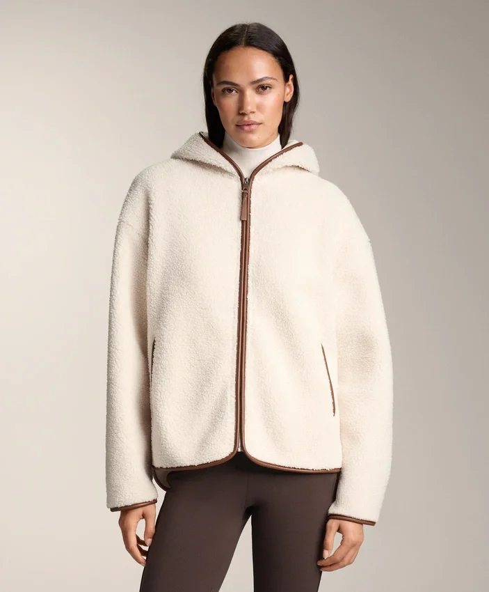 Giacca in finta pelle di montoni con cappuccio Giacca in finta pelle di montoni con cappuccio