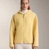 Giacca in finta pelle di montoni con cappuccio Giacca in finta pelle di montoni con cappuccio