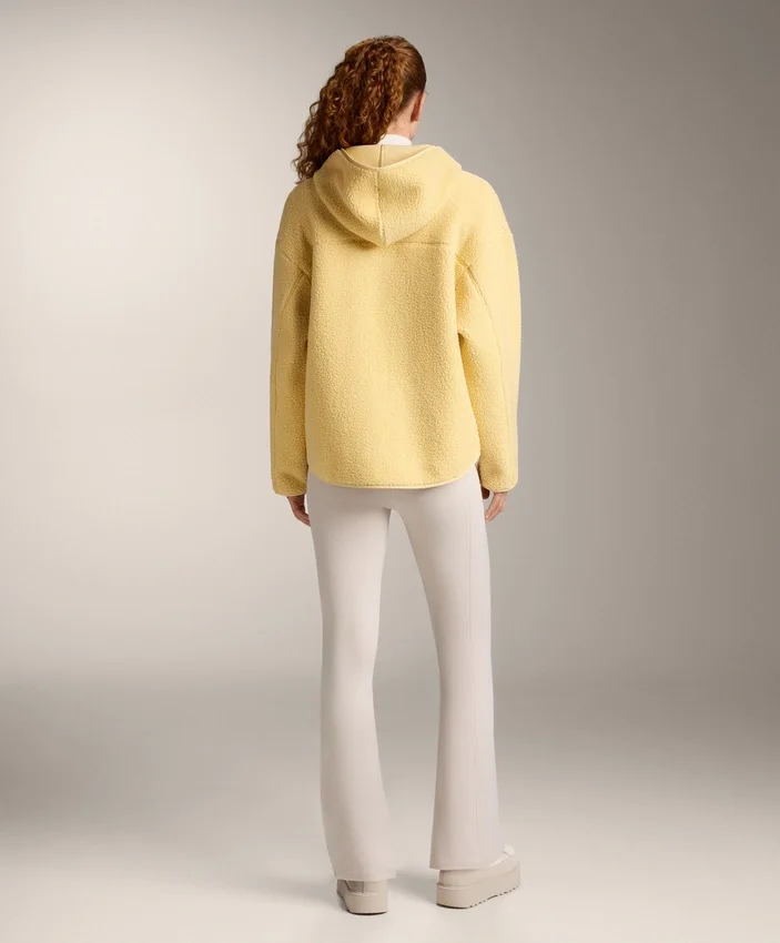 Giacca in finta pelle di montoni con cappuccio Giacca in finta pelle di montoni con cappuccio